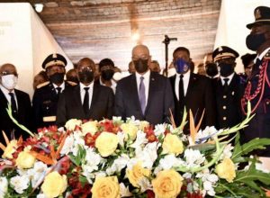 Des dirigeant haitiens avec des fleurs