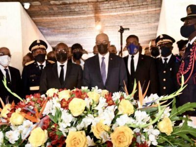 Des dirigeant haitiens avec des fleurs