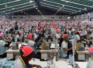 Ensemble de perssone travaille dans un factorie en haiti