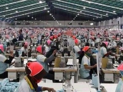 Ensemble de perssone travaille dans un factorie en haiti