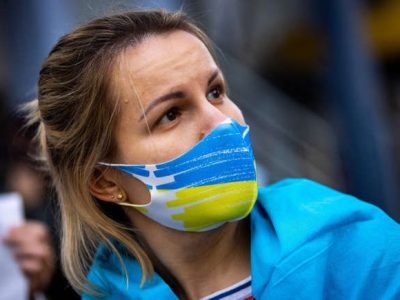 Le métapneumovirus humain (hMPV) est potentiellement aussi contagieux que la COVID-19, le virus respiratoire syncytial et la grippe. Pourtant, peu de personnes en ont entendu parler. En réalité, la plupart des individus qui contractent cette maladie ignorent même l'avoir eue. Les patients ne sont généralement pas testés pour ce virus, sauf dans un hôpital ou un service d'urgence. De plus, il n'existe ni vaccin ni traitement antiviral pour lutter contre cet agent pathogène.