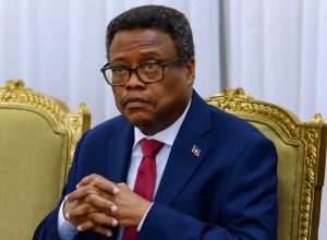 Les États-Unis ont imposé des restrictions de visa à Fritz Alphonse Jean, membre du Conseil présidentiel de transition (CPT), l’accusant de liens avec des gangs, tandis que ce dernier dénonce des pressions américaines et canadiennes pour maintenir le statu quo politique. Au milieu de cette escalade, la crise haïtienne, marquée par une violence endémique et une transition fragile, paie le prix fort, soulignant les tensions entre souveraineté nationale et influences internationales.