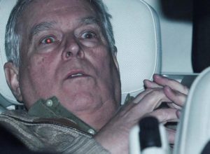 prince Andrew arrestation, Andrew Mountbatten-Windsor garde à vue, famille royale britannique scandale, Jeffrey Epstein archives, Charles III déclaration, monarchie britannique crise, Virginia Giuffre Andrew, envoyé commercial Royaume-Uni corruption